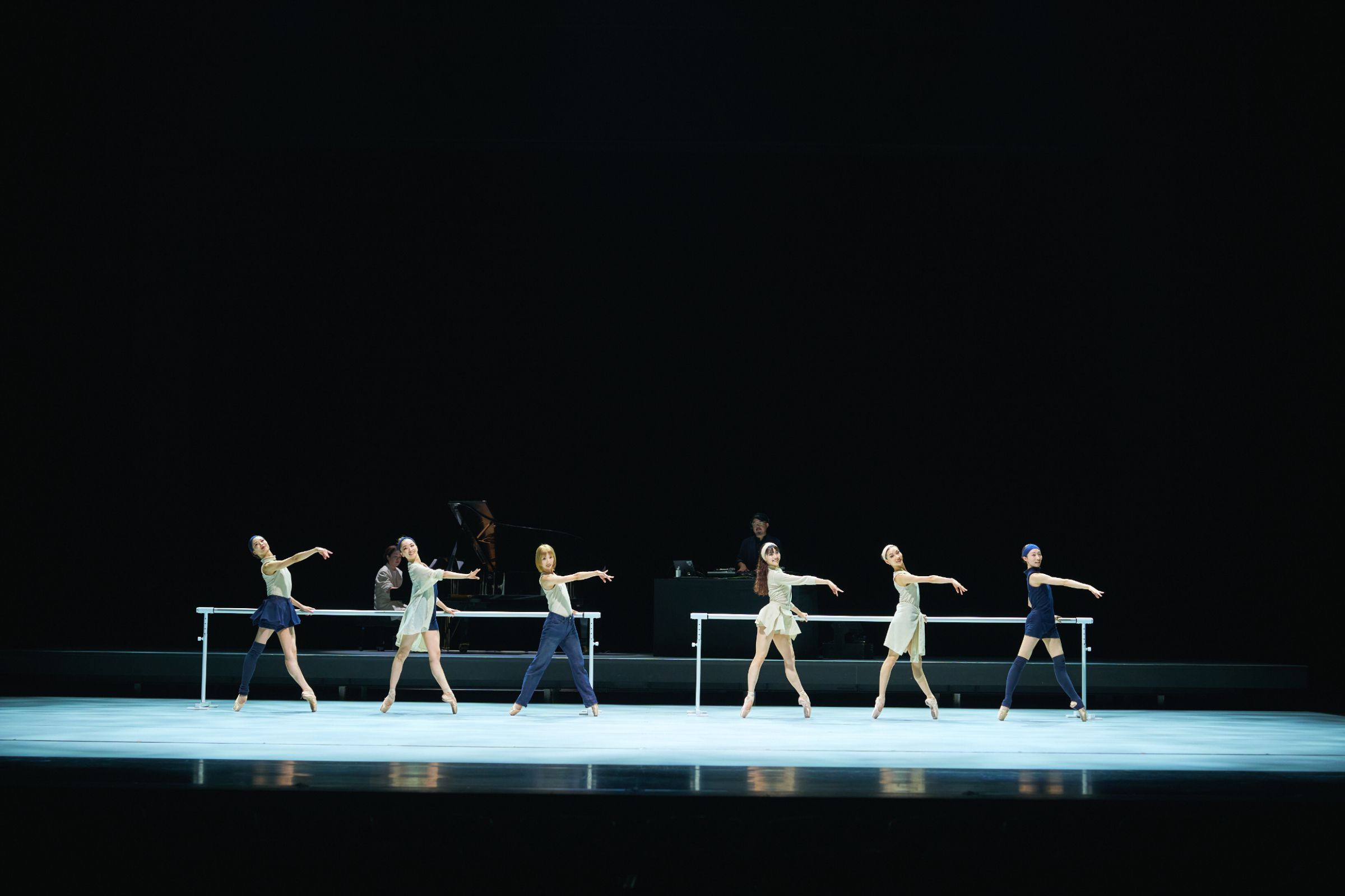 <i>BALLET Lesson</i> in <i>Ballet The New Classic</i> &copy; Fukuko Iiyama