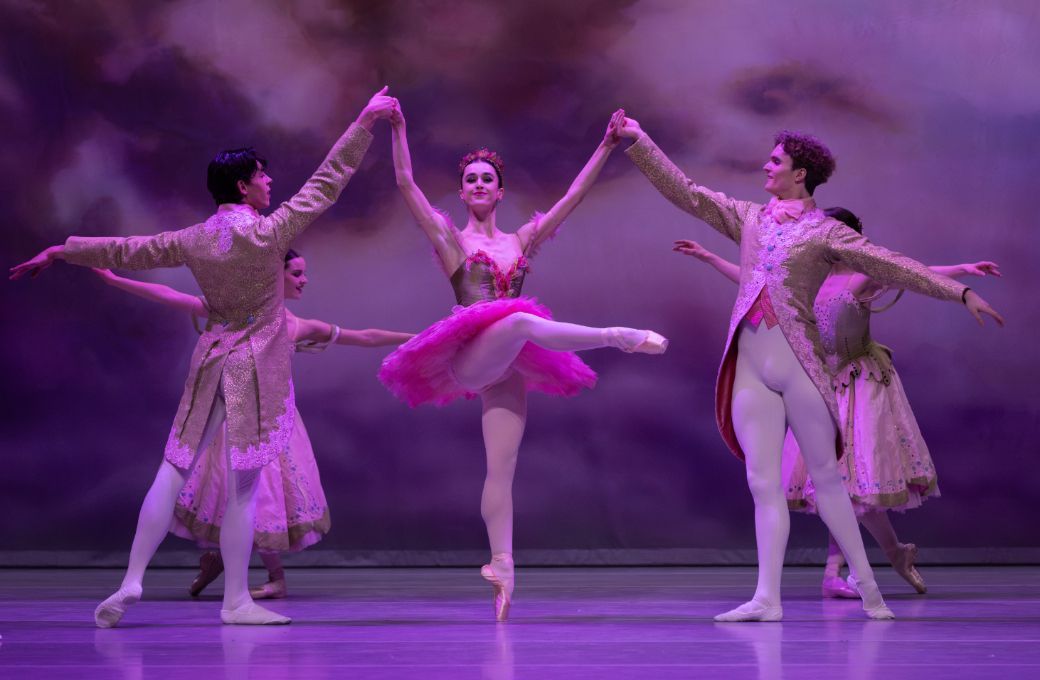 Hannah Sergi and The Australian Ballet in Paul Knobloch&rsquo;s <i>Nutcracker Act 2</i> &copy; Kate Longley