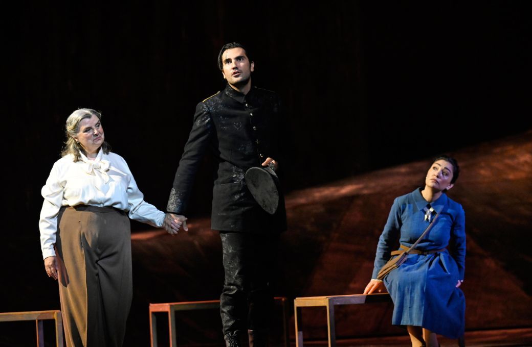 Eurudike De Beul (Mutter von Don Jos&eacute;), Jonathan Tetelman (Don Jos&eacute;), Kristina Mkhitaryan (Mica&euml;la) &copy; SF | Virginia Rota