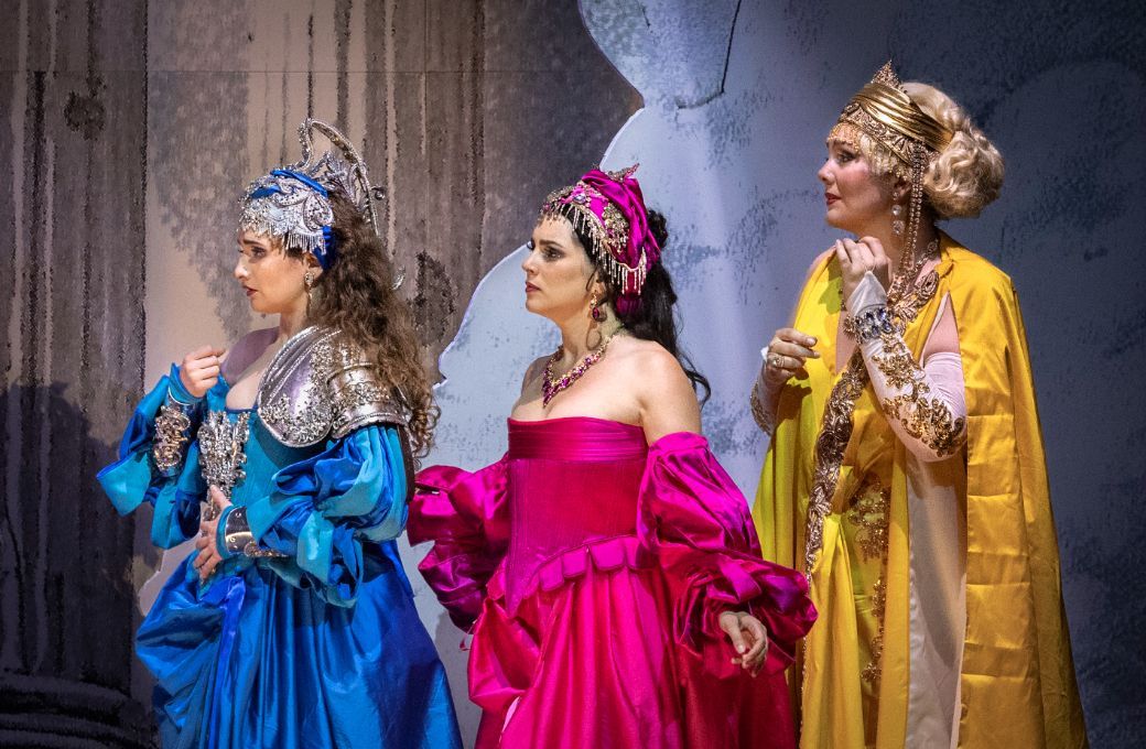 Shira Patchornik (Pallade), Jone Mart&iacute;nez (Venere) und Sophie Rennert (Giunone) &copy; Birgit Gufler