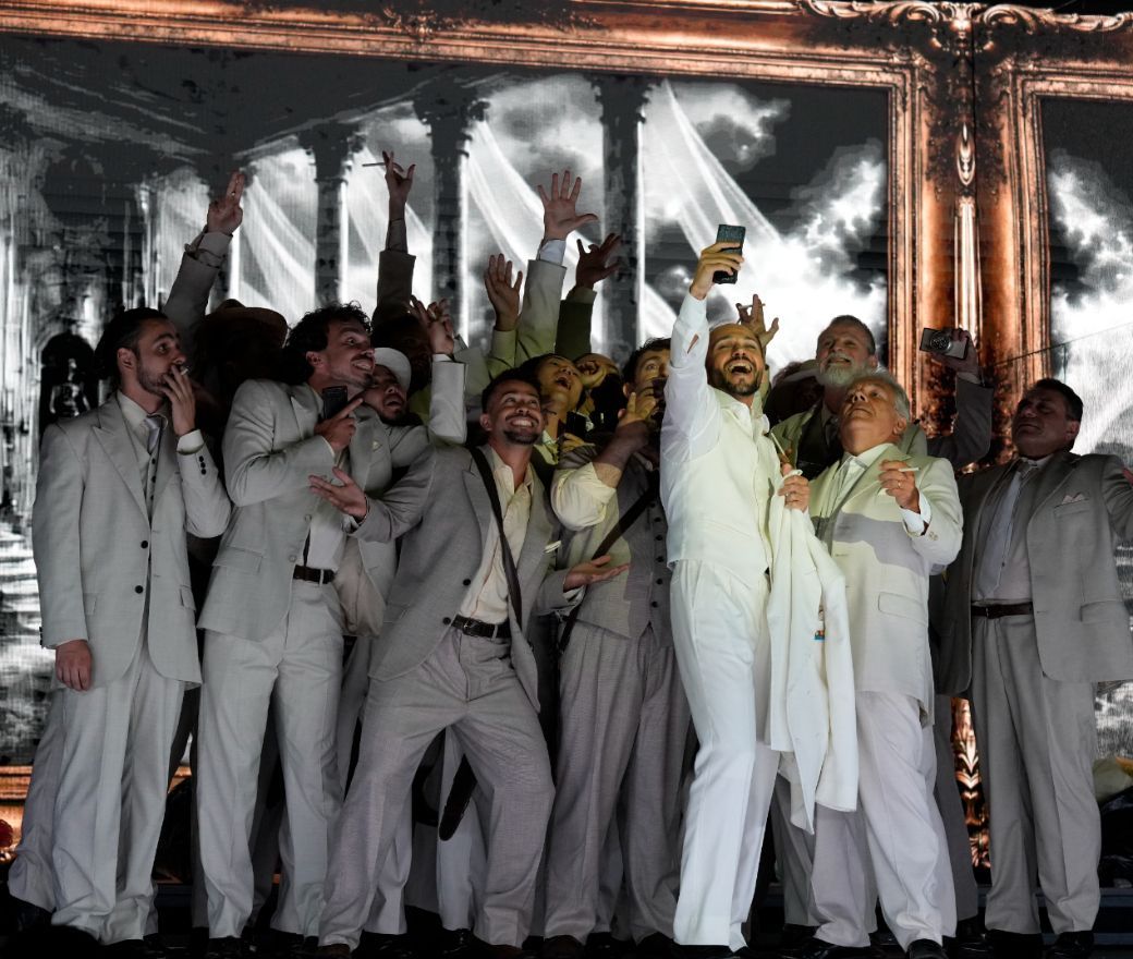 Adrian Sâmpetrean (Mahomet II) and chorus © Amati Bacciardi