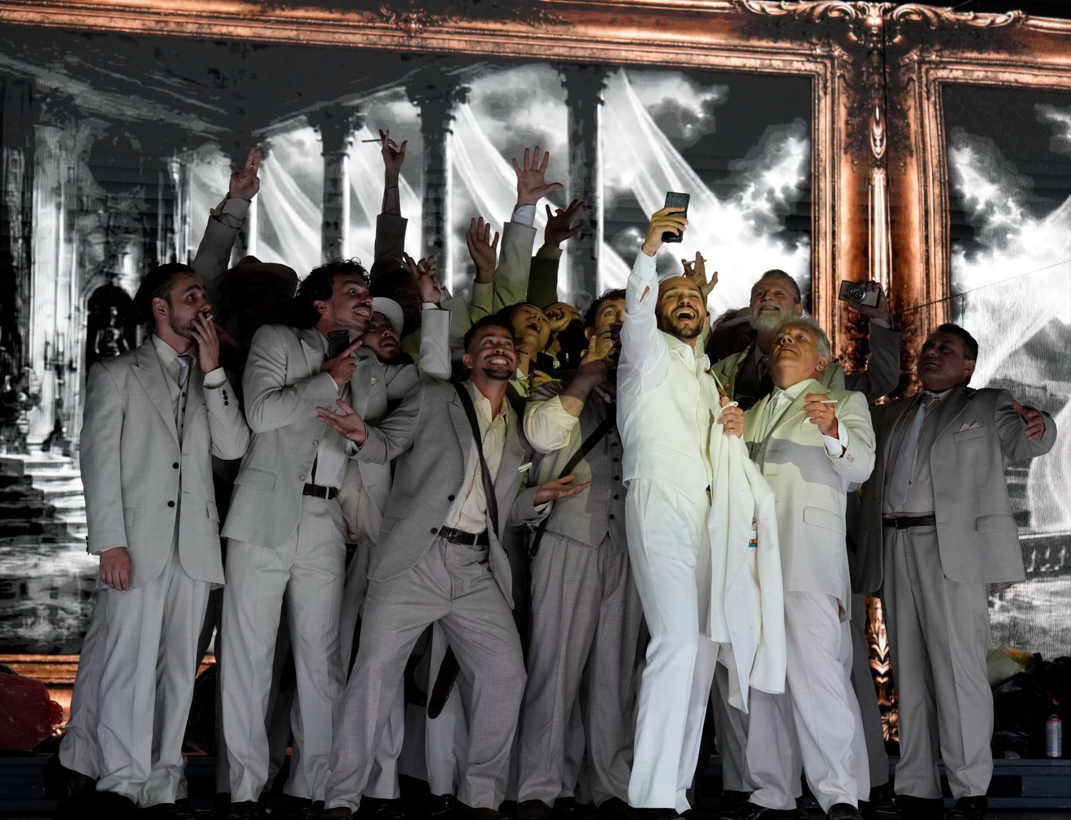 Adrian Sâmpetrean (Mahomet II) and chorus © Amati Bacciardi