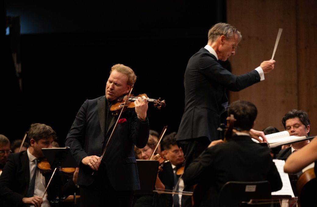 Daniel Hope, Alexander Shelley and the Gstaad Festival Orchestra &copy; Menuhin Festival Gstaad | Raphael Faux