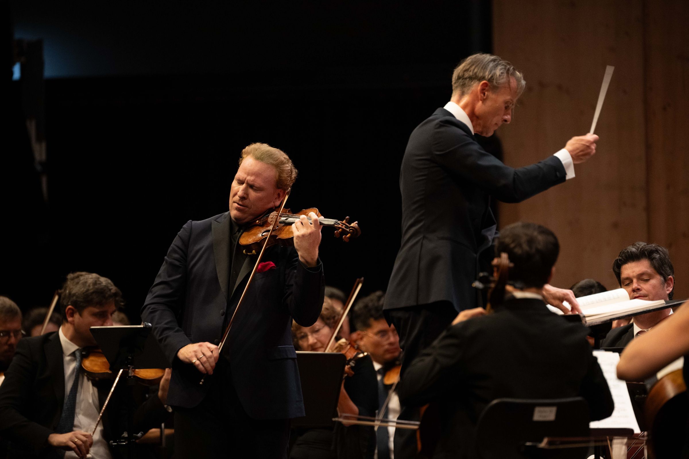 Daniel Hope, Alexander Shelley and the Gstaad Festival Orchestra &copy; Menuhin Festival Gstaad | Raphael Faux