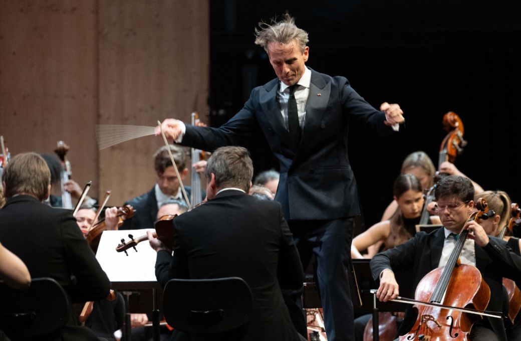 Alexander Shelley conducts the Gstaad Festival Orchestra &copy; Menuhin Festival Gstaad | Raphael Faux