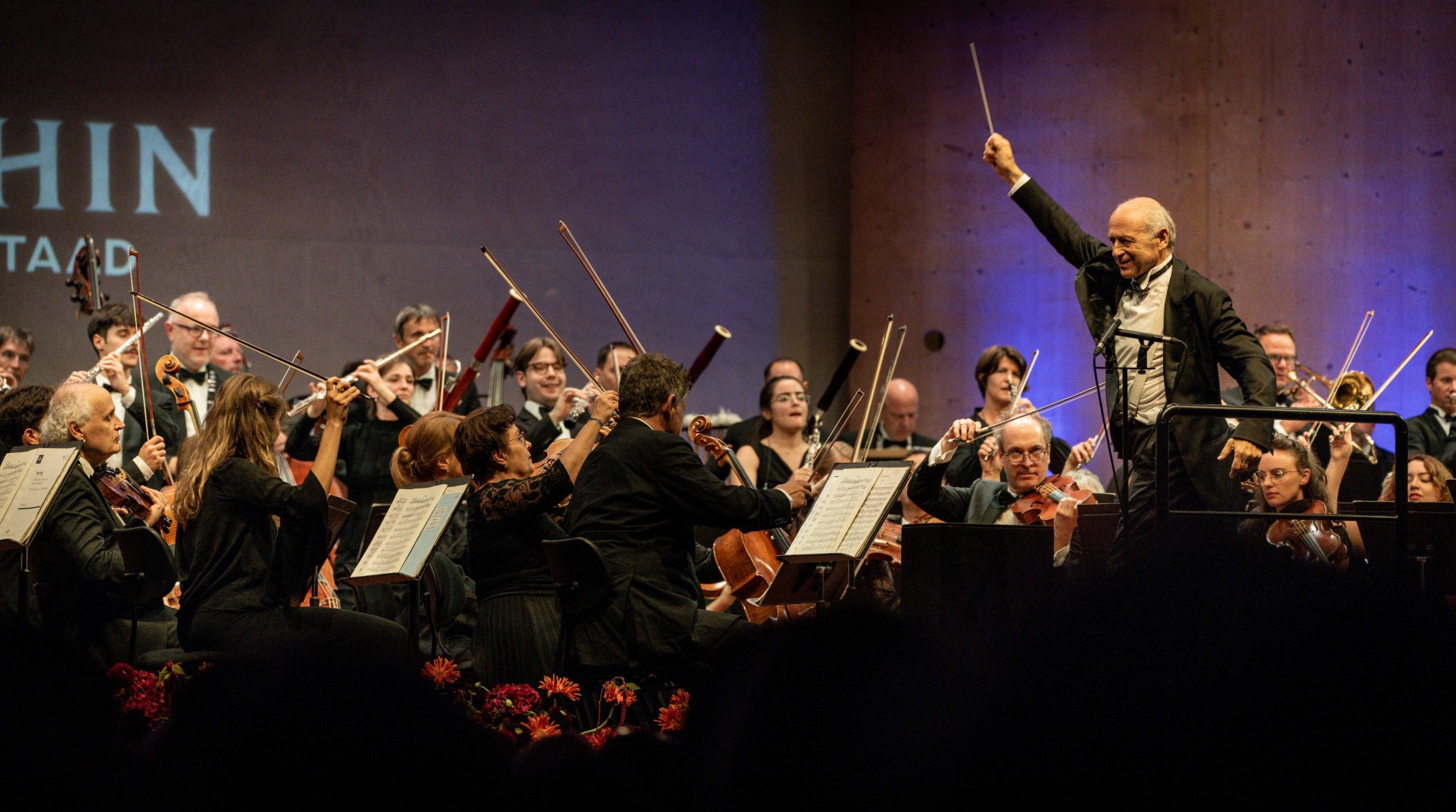 Iván Fischer conducts the Budapest Festival Orchestra &copy; Menuhin Festival Gstaad | Raphael Faux