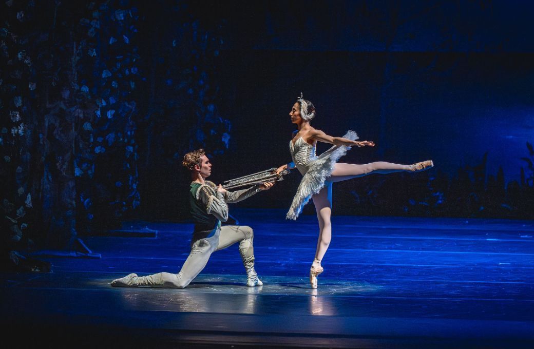 Ballet de Santiago in <i>Swan Lake</i> &copy; Nicolas Quezada