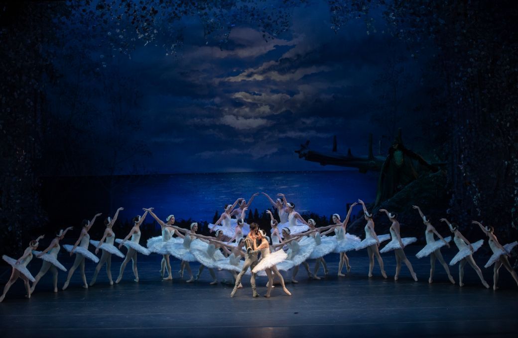 Ballet de Santiago in <i>Swan Lake</i> &copy; Nicolas Quezada