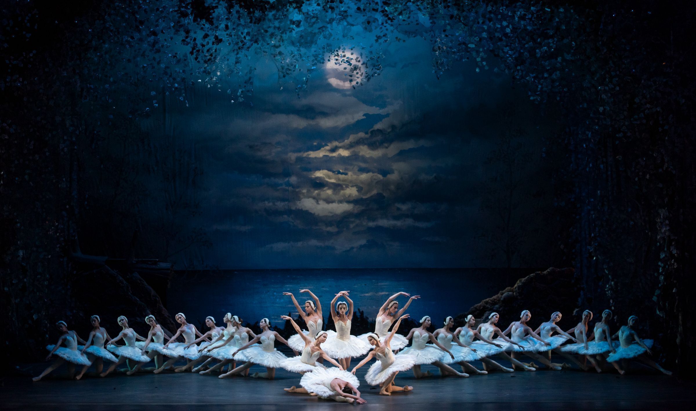 Ballet de Santiago in <i>Swan Lake</i> &copy; Nicolas Quezada