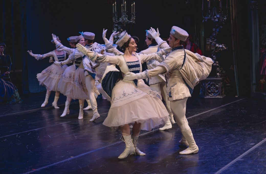 Ballet de Santiago in <i>Swan Lake</i> &copy; Nicolas Quezada