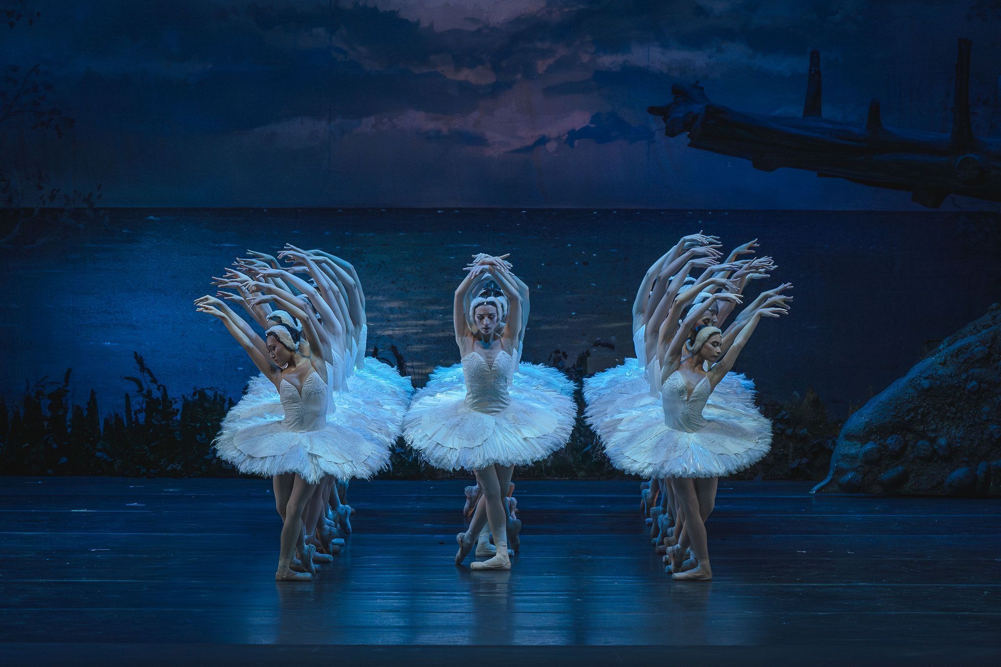 Ballet de Santiago in <i>Swan Lake</i> &copy; Nicolas Quezada