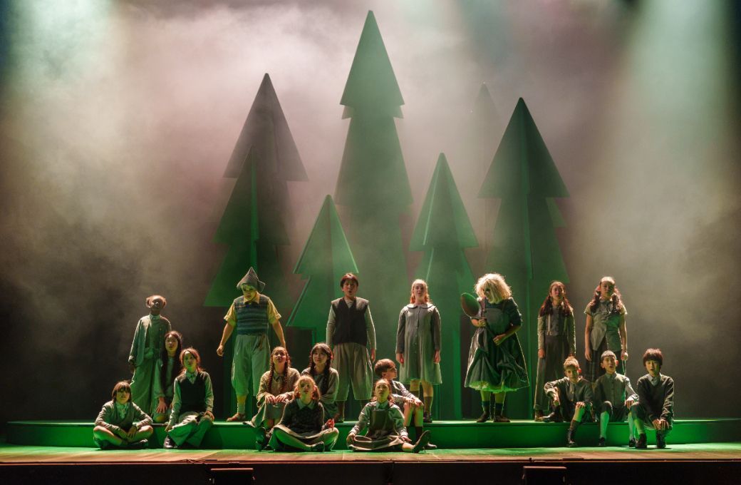 Kangmin Justin Kim (H&auml;nsel), Sofia Troncoso (Gretel) and children's chorus &copy; Andrew Beveridge