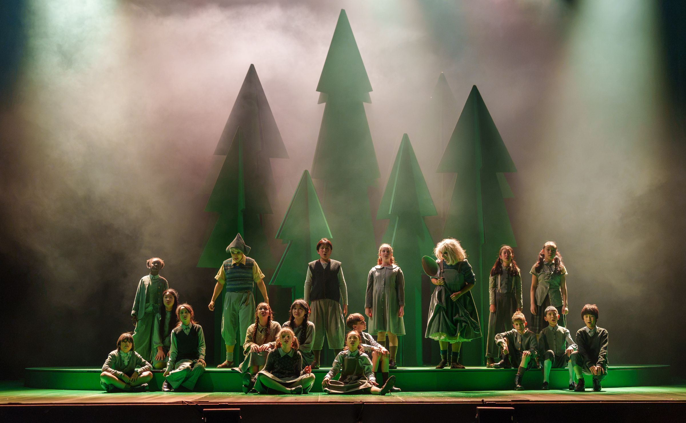 Kangmin Justin Kim (Hänsel), Sofia Troncoso (Gretel) and children's chorus &copy; Andrew Beveridge