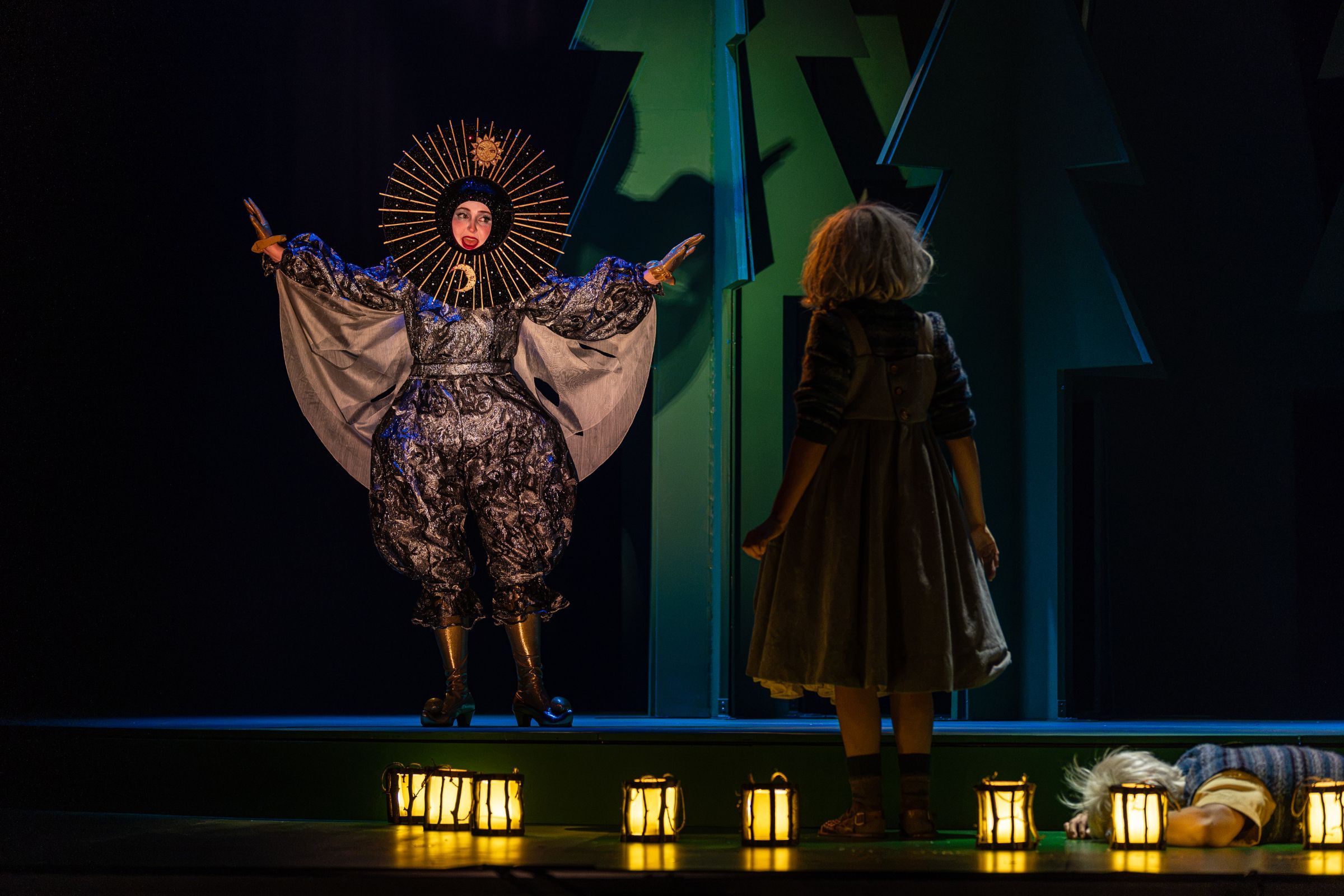 Lucy Stoddart (Sandman) and Sofia Troncoso (Gretel) &copy; Andrew Beveridge