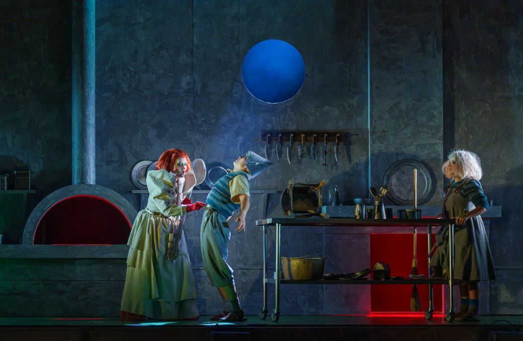 Catherine Carby (Witch), Kangmin Justin Kim (H&auml;nsel) and Sofia Troncoso (Gretel) &copy; Andrew Beveridge