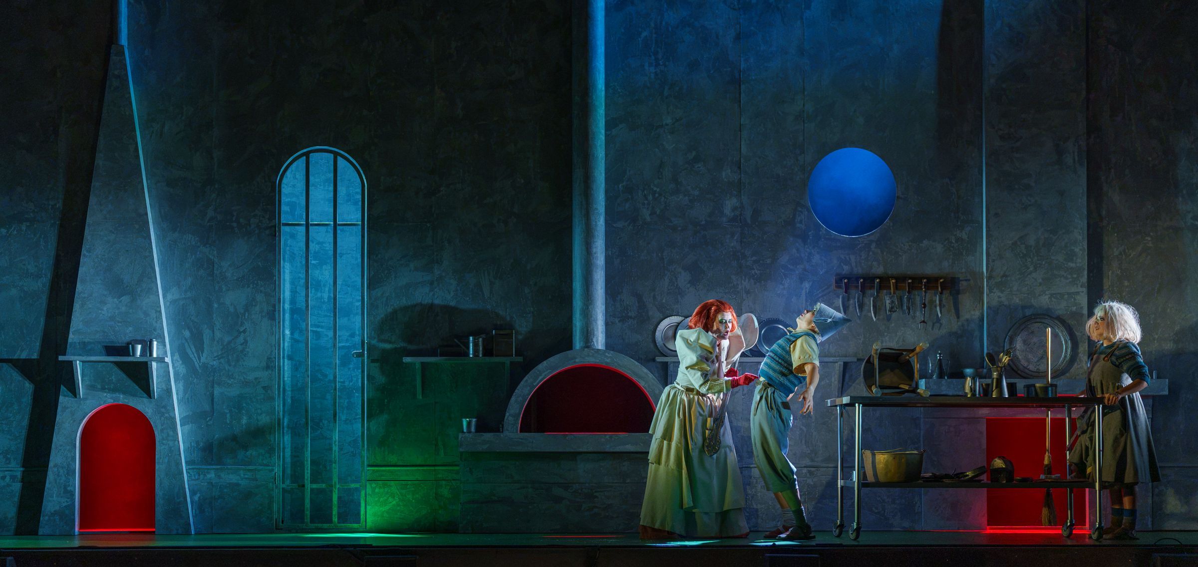Catherine Carby (Witch), Kangmin Justin Kim (Hänsel) and Sofia Troncoso (Gretel) &copy; Andrew Beveridge