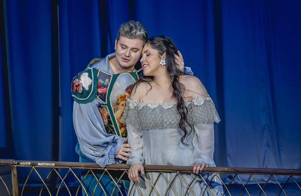 Ben Reisinger (Rom&eacute;o) y Yaritza V&eacute;liz (Juliette) &copy; Mar&iacute;a P&iacute;a Merani | Municipal de Santiago