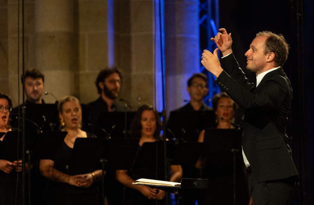 Mathieu Romano dirige l'ensemble Aedes &agrave; V&eacute;zelay &copy; Rencontres musicales de V&eacute;zelay / Vincent Arbelet
