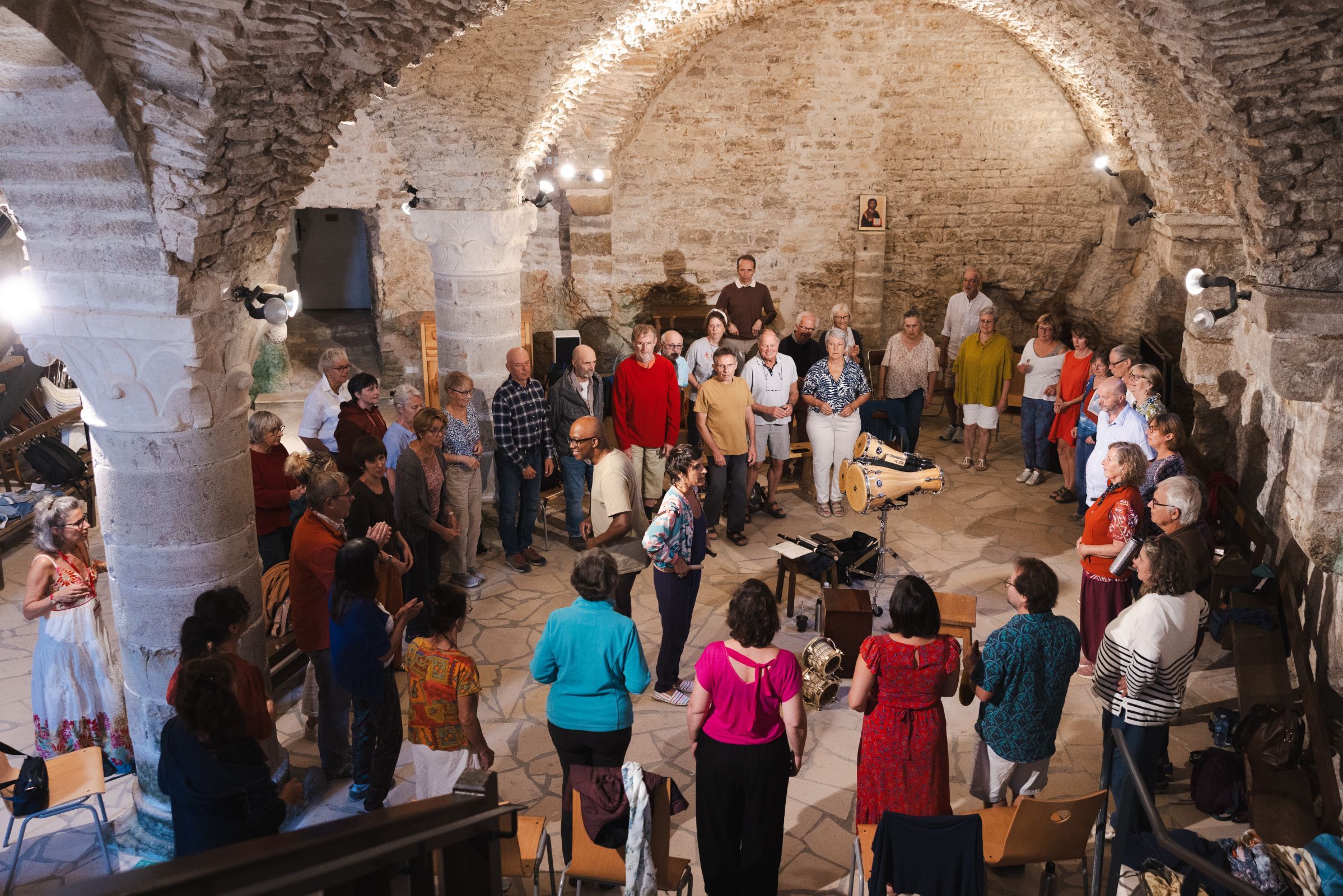 Un atelier de chants afro-cubains mené par Diana Baroni et Abraham Mansfarroll &copy; Rencontres musicales de Vézelay / Vincent Arbelet