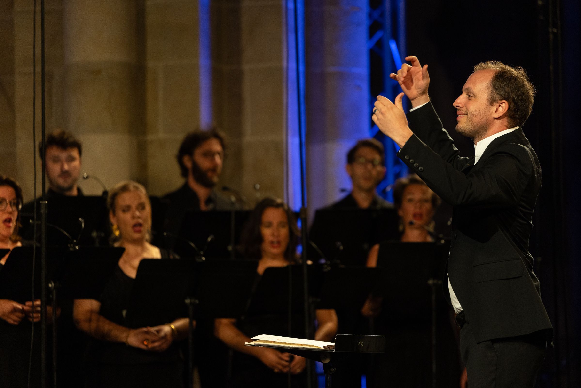 Mathieu Romano dirige l'ensemble Aedes à Vézelay &copy; Rencontres musicales de Vézelay / Vincent Arbelet