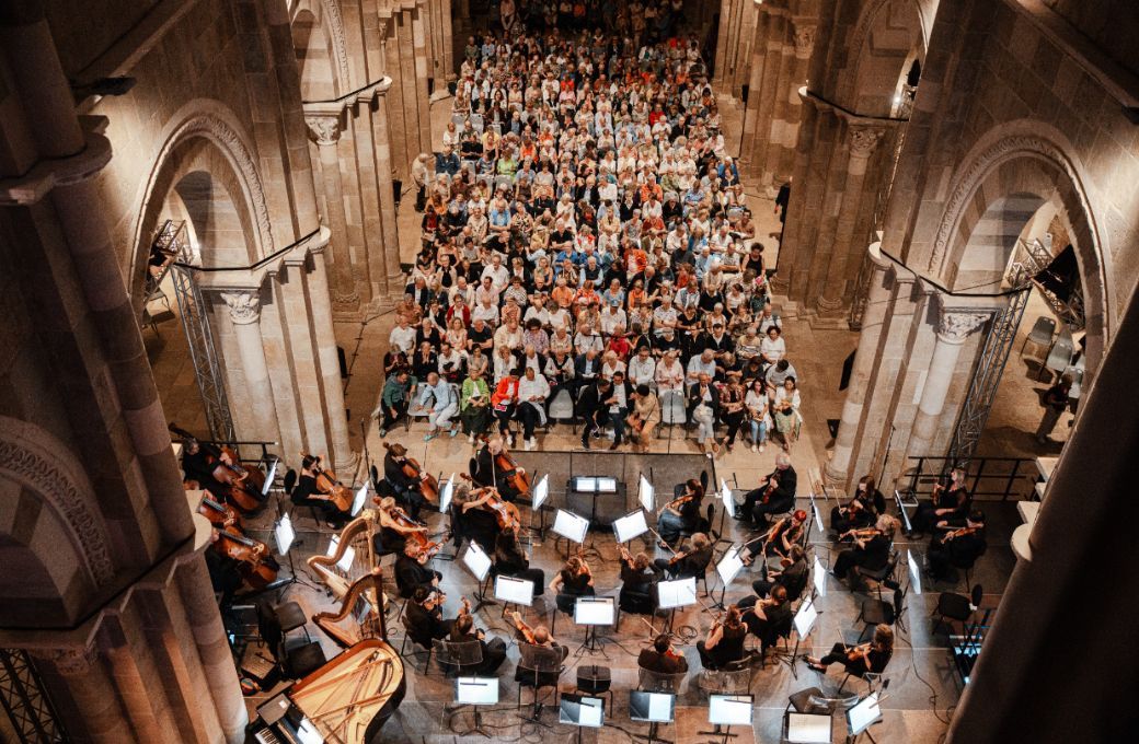 Le public de la Basilique attend le d&eacute;but du concert des M&eacute;taboles avec l'Orchestre de Metz &copy; Rencontres musicales de V&eacute;zelay / Vincent Arbelet