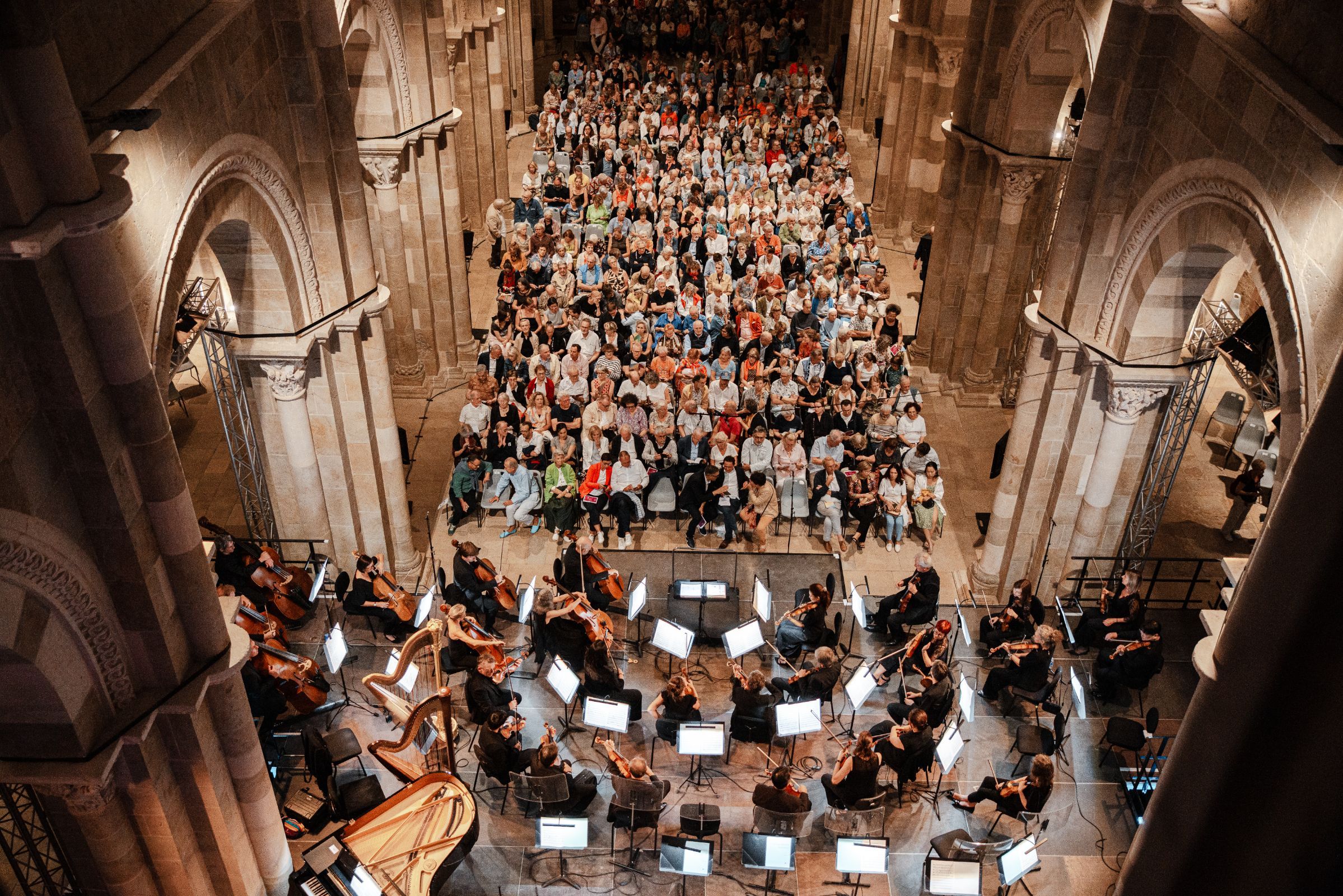 Le public de la Basilique attend le début du concert des Métaboles avec l'Orchestre de Metz &copy; Rencontres musicales de Vézelay / Vincent Arbelet