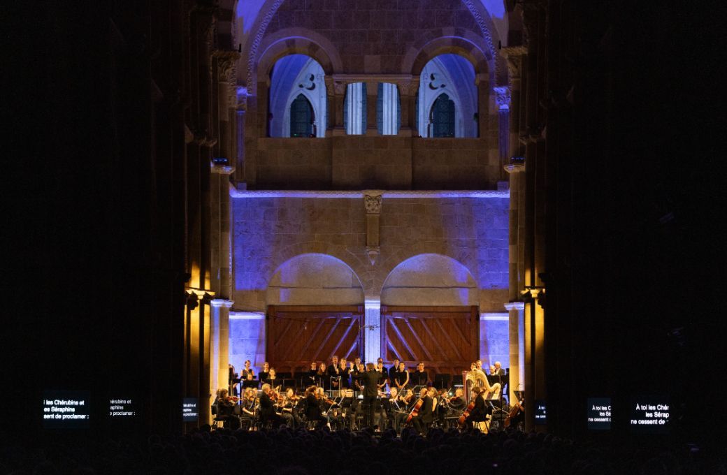 L&eacute;o Warynski dirige l'Orchestre national de Metz Grand Est et Les M&eacute;taboles &copy; Rencontres musicales de V&eacute;zelay / Vincent Arbelet