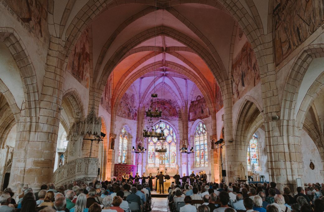Le ch&oelig;ur Ghislieri et Giulio Prandi dans l'&eacute;glise Saint-Germain-d'Auxerre &copy; Rencontres musicales de V&eacute;zelay / Vincent Arbelet