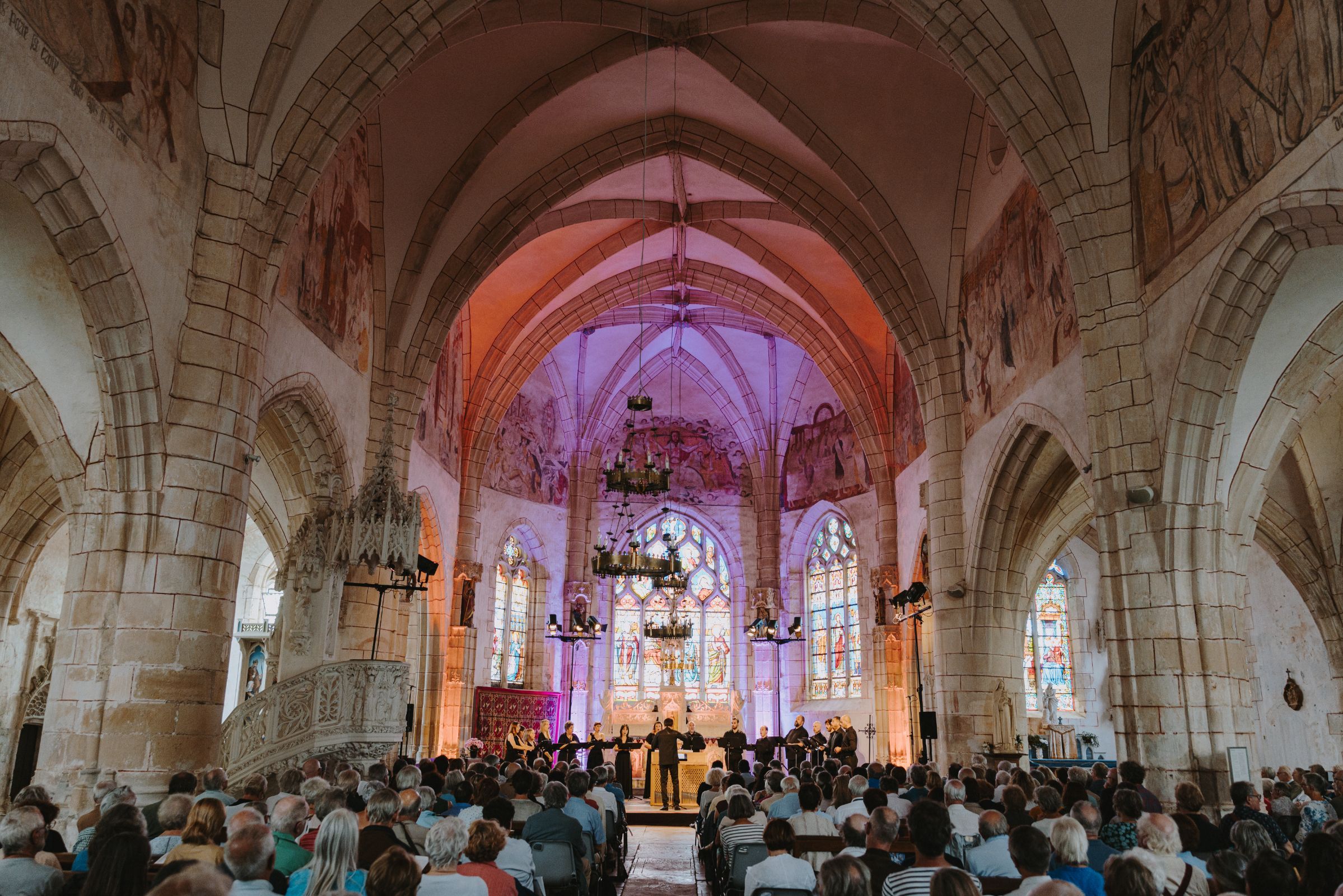 Le chœur Ghislieri et Giulio Prandi dans l'église Saint-Germain-d'Auxerre &copy; Rencontres musicales de Vézelay / Vincent Arbelet