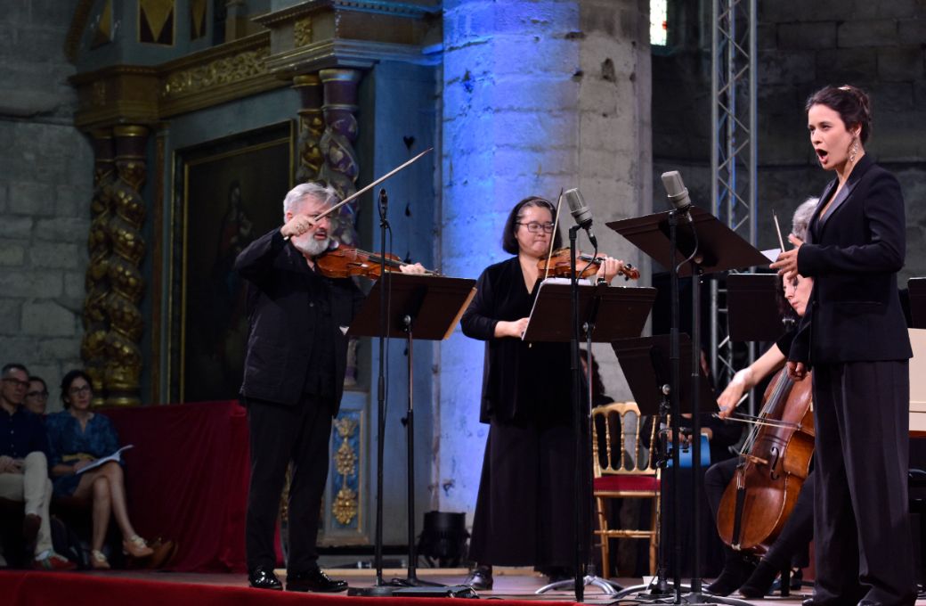 Juliette Mey aux c&ocirc;t&eacute;s des Accents dirig&eacute;s du violon par Thibault Noally &copy; Bertrand Pichene / Festival de La Chaise-Dieu