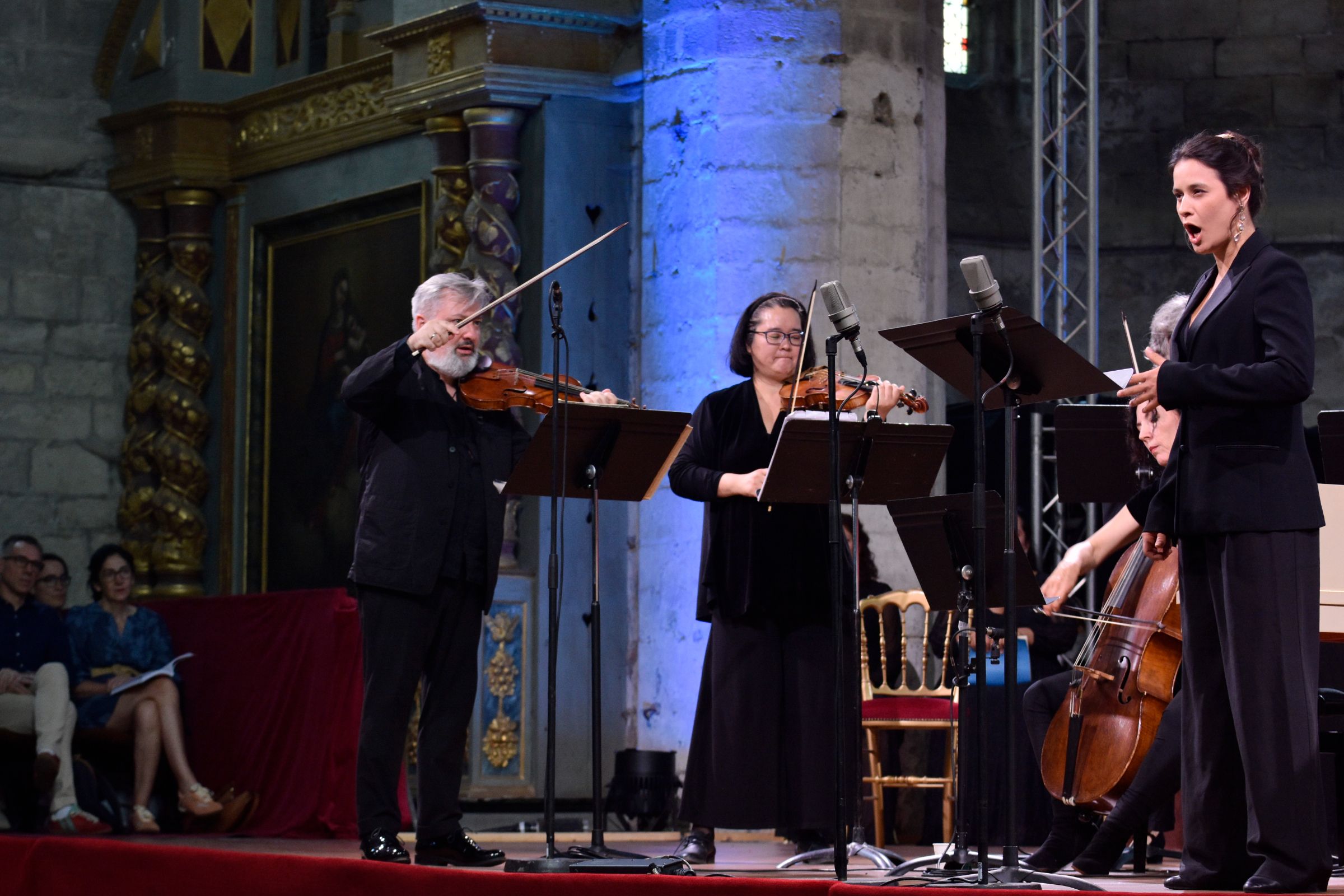 Juliette Mey aux côtés des Accents dirigés du violon par Thibault Noally &copy; Bertrand Pichene / Festival de La Chaise-Dieu