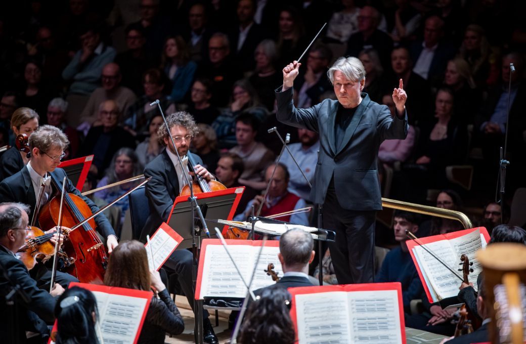 Esa-Pekka Salonen conducts the Philharmonia Orchestra &copy; Philharmonia Orchestra | Marc Gascoigne