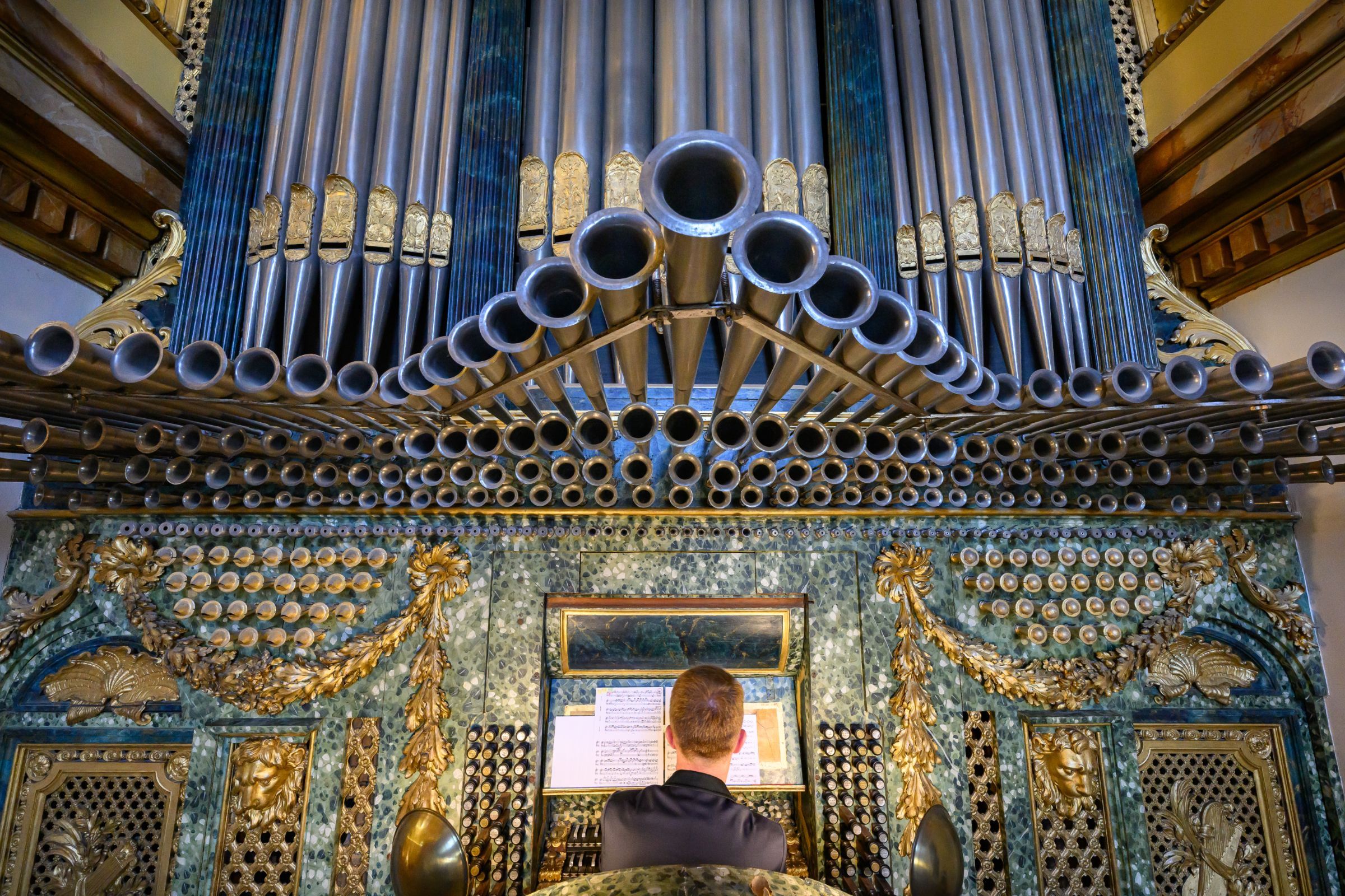 El órgano Bosch con el organista Ireneusz Wyrwa (XVIII Ciclo de Órgano, 2025) &copy; Javier Díez de Prado | Patrimonio Nacional