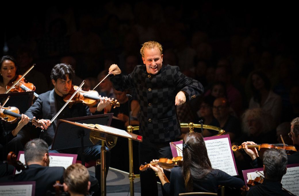Yannick N&eacute;zet-S&eacute;guin and the Met Orchestra &copy; Pete Scalzitti