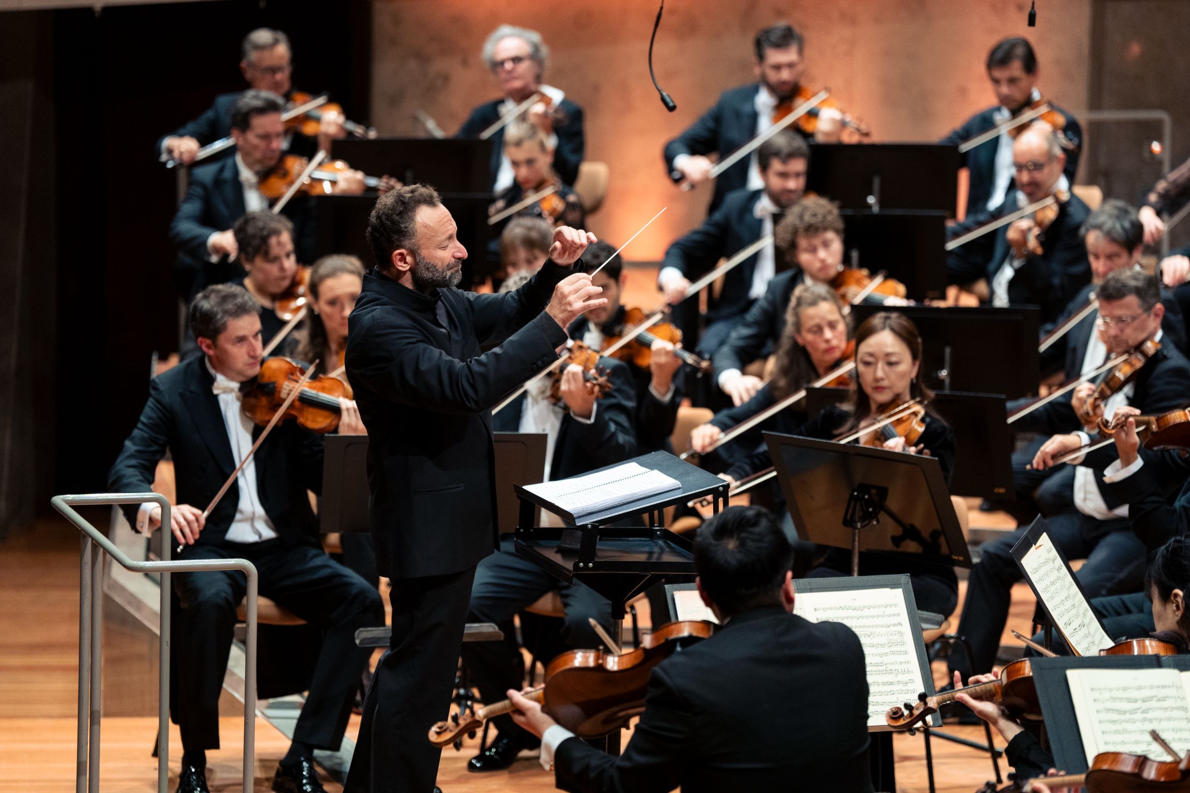 Kirill Petrenko und die Berliner Philharmoniker bei der Saisoneröffnung &copy; Lena Laine
