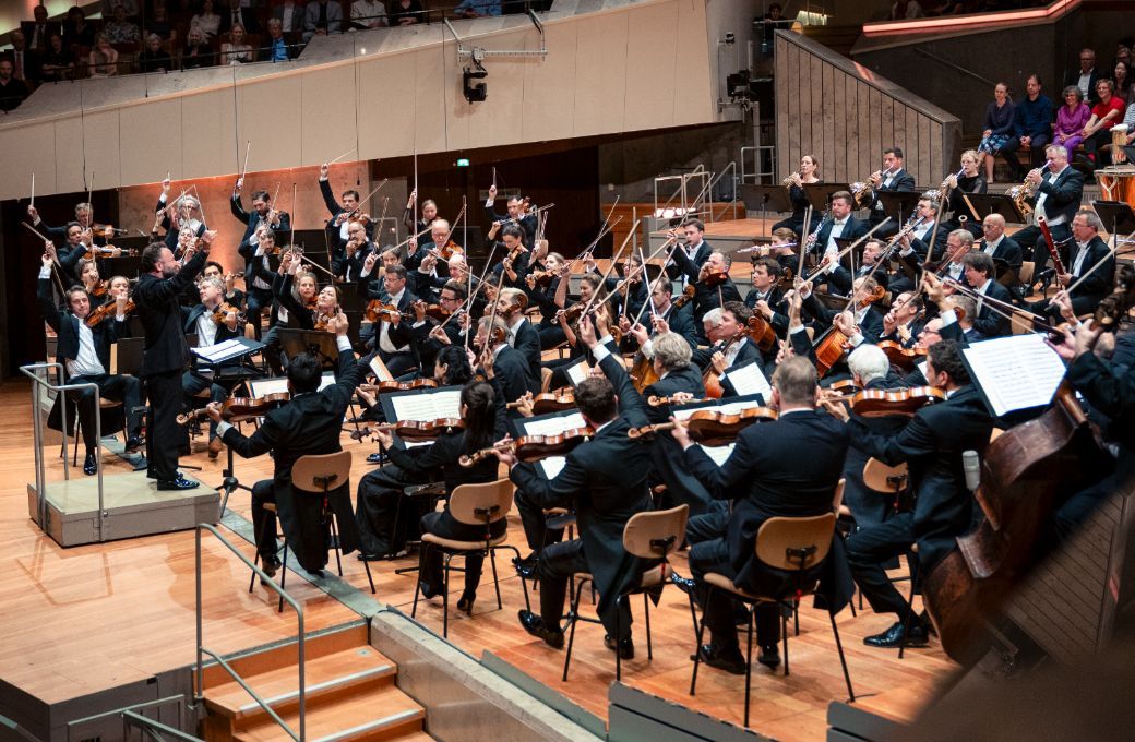 Kirill Petrenko und die Berliner Philharmoniker bei der Saisoner&ouml;ffnung &copy; Lena Laine