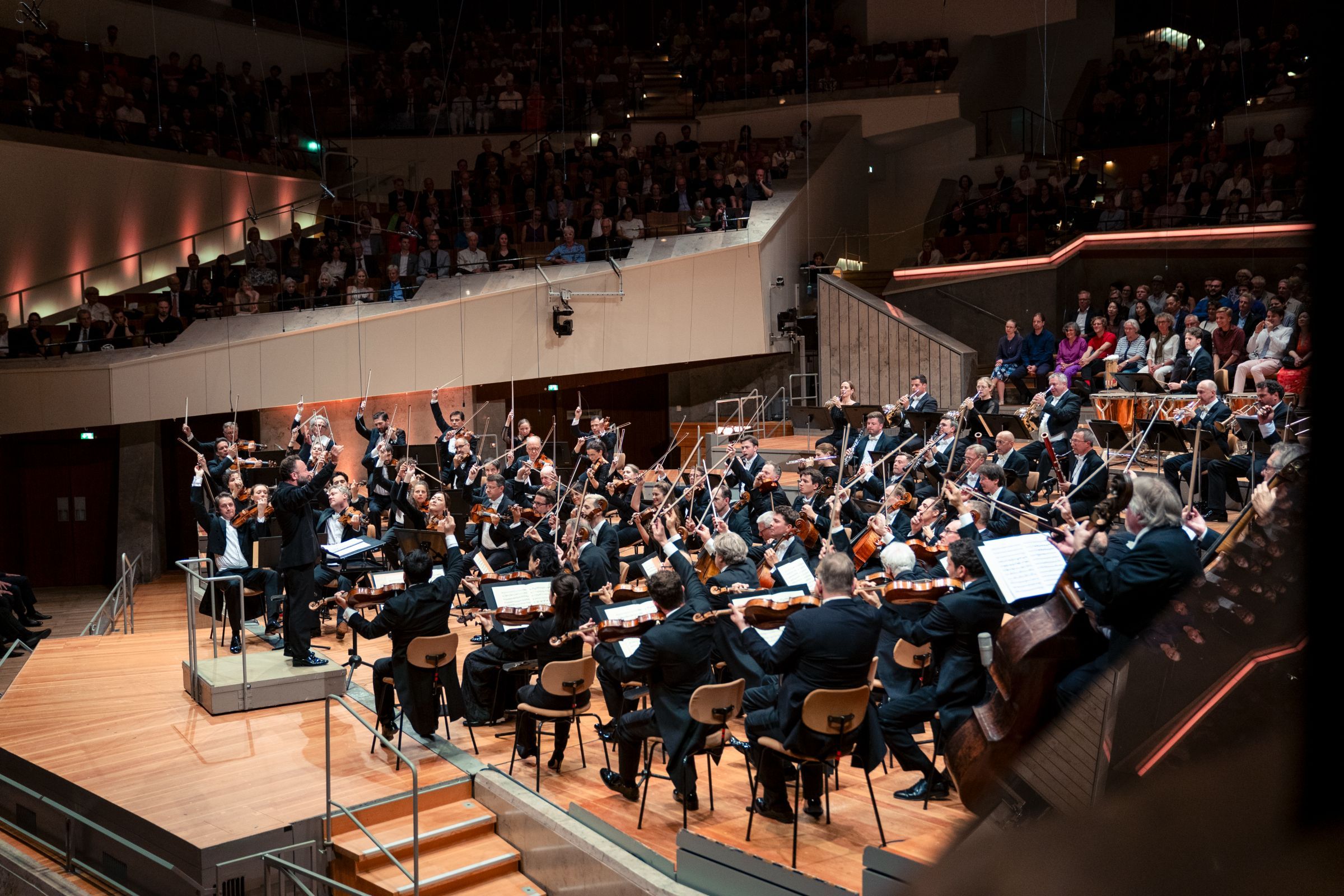 Kirill Petrenko und die Berliner Philharmoniker bei der Saisoneröffnung &copy; Lena Laine