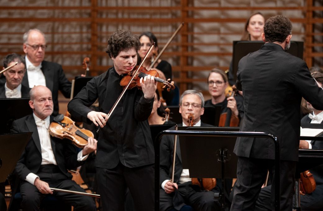 Augustin Hadelich mit Kirill Petrenko und den Berliner Philharmonikern &copy; Lena Laine