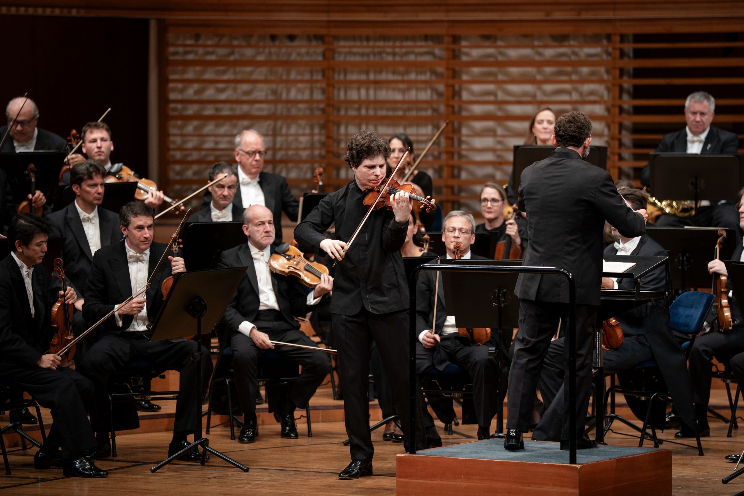 Augustin Hadelich mit Kirill Petrenko und den Berliner Philharmonikern &copy; Lena Laine