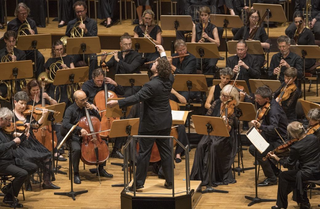 Finan Jones dirigiert The Constellation Orchestra and Choir &copy; Nikolai Wolff | fotoetage