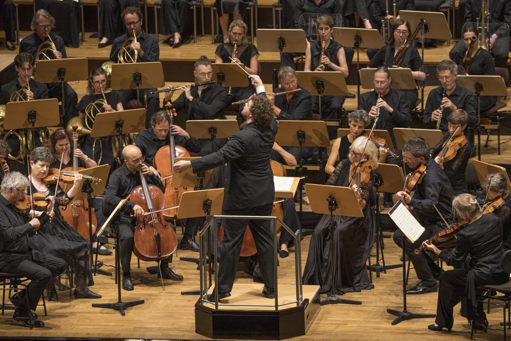 Finan Jones dirigiert The Constellation Orchestra and Choir &copy; Nikolai Wolff | fotoetage