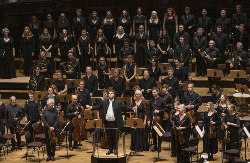 Finan Jones mit The Constellation Orchestra and Choir &copy; Nikolai Wolff | fotoetage