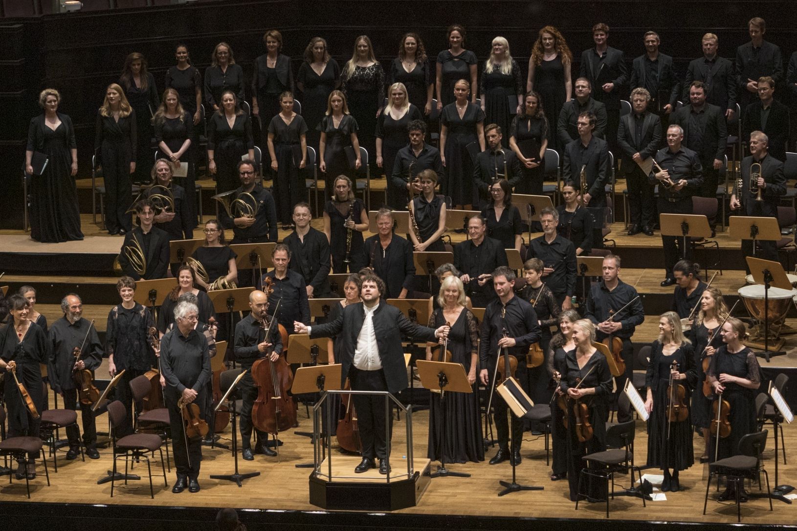 Finan Jones mit The Constellation Orchestra and Choir &copy; Nikolai Wolff | fotoetage