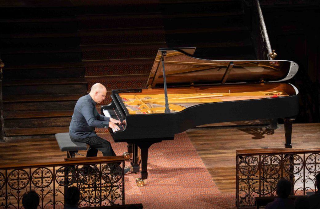 Nelson Goerner dans <i>Iberia</i> © Festival Ravel - Christophe de Dreuille