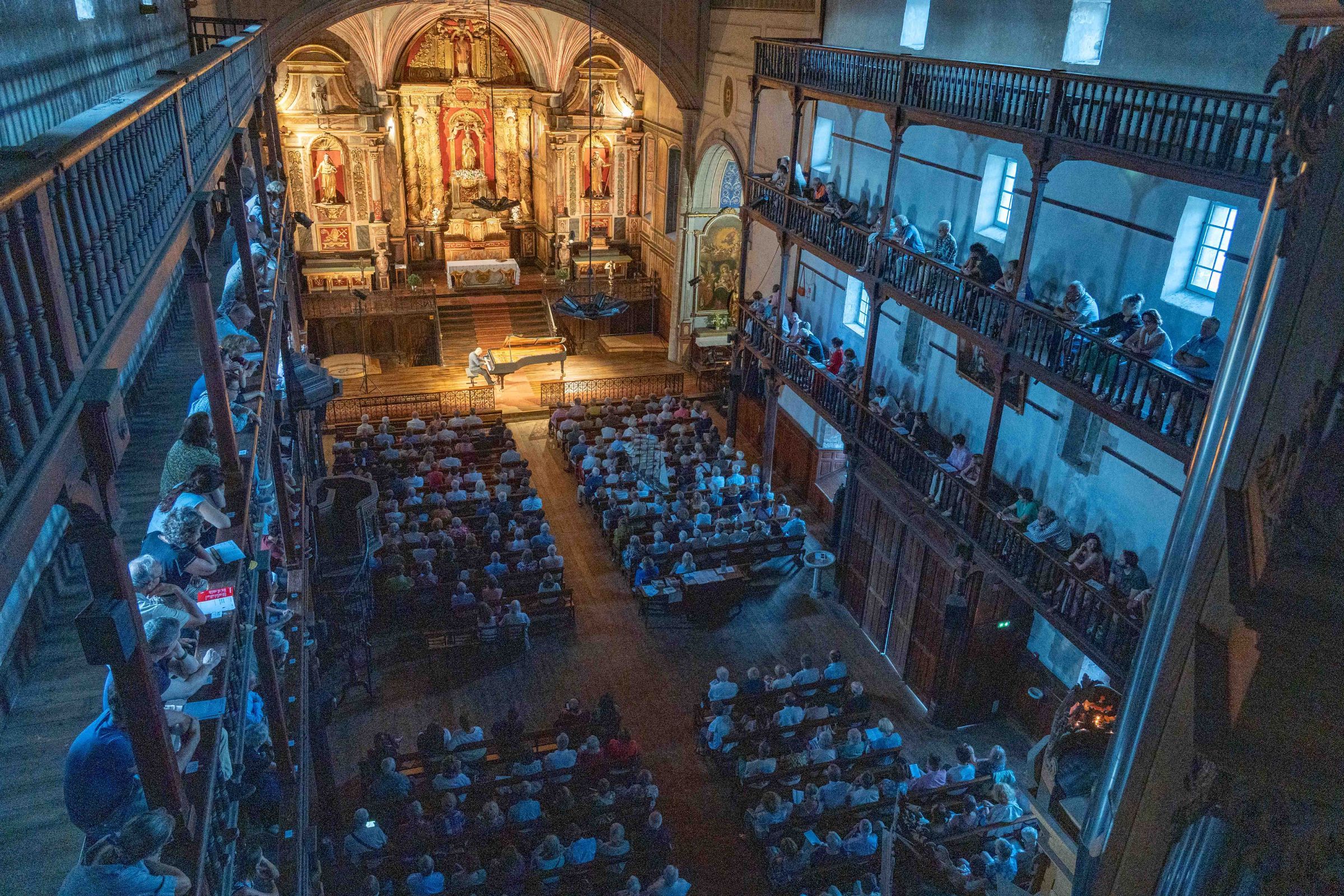 Nelson Goerner dans l'église Saint-Vincent de Ciboure © Festival Ravel - Christophe de Dreuille