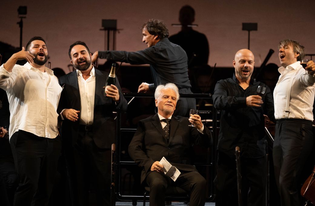 Roberto Abbondanza (Benoît / Alcindoro) mit den Bohèmiens © Raphael Faux