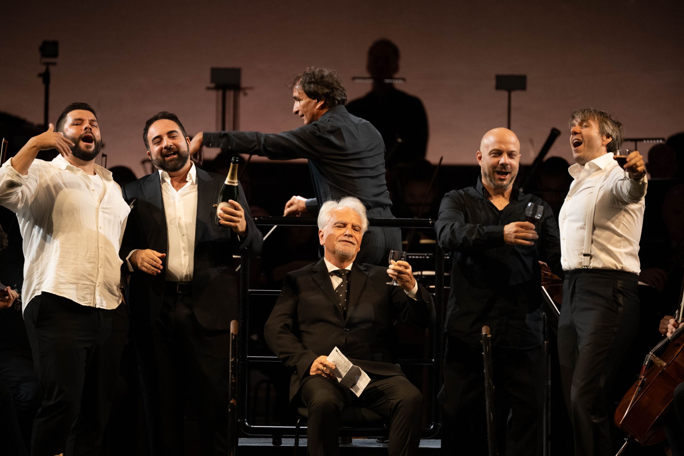 Roberto Abbondanza (Benoît / Alcindoro) mit den Bohèmiens © Raphael Faux