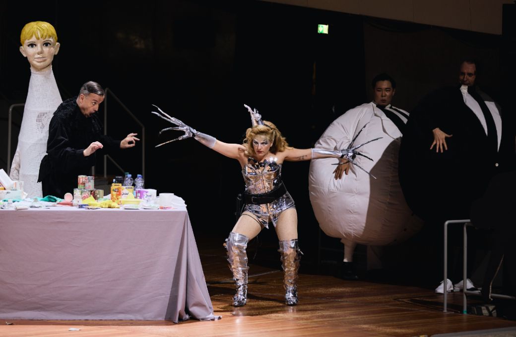 Andrew Watts (Prince Go-Go) and Sarah Aristidou (Venus) in <i>Le Grand Macabre</i> &copy; Berliner Festspiele, Foto: Fabian Schellhorn