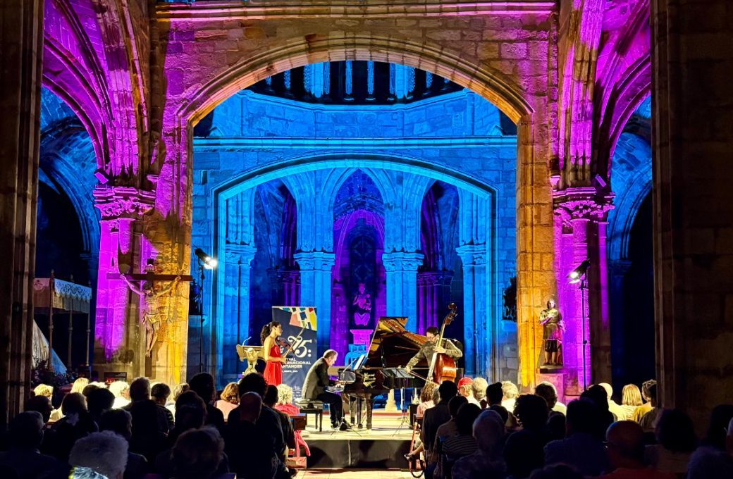 Ana Mar&iacute;a Valderrama, Mois&eacute;s P. S&aacute;nchez y Pablo Mart&iacute;n Caminero en la Iglesia de Santa Mar&iacute;a &copy; Festival Internacional de Santander