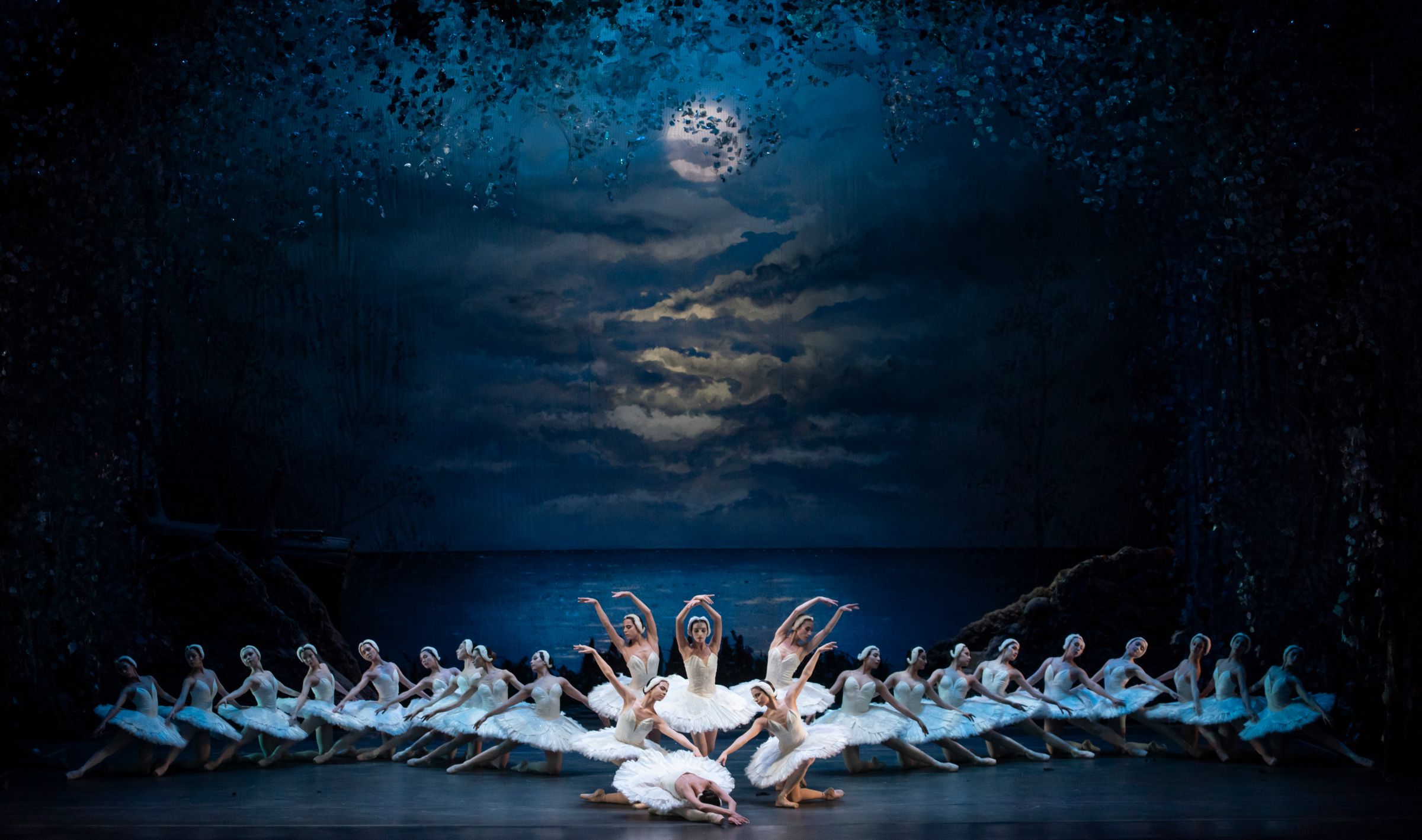 César Morales’ Ballet de Santiago takes flight in Dublin <i>Swan Lake</i> © Nicolas Quezada
